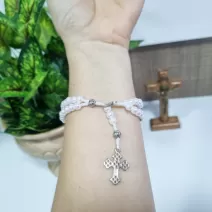 Pulseira terço branca e prata